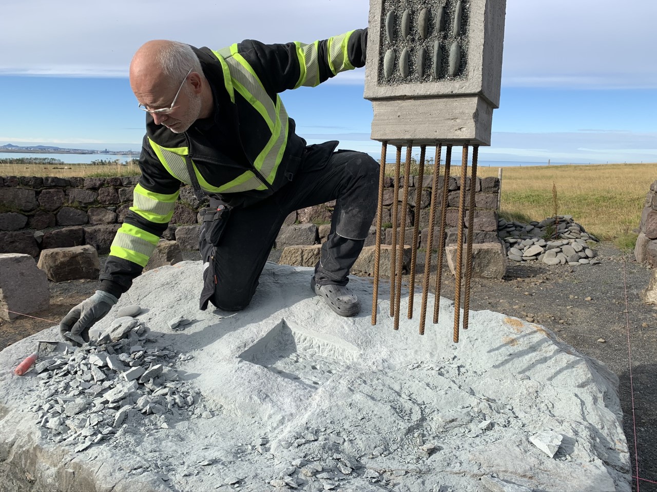 Guðni Ársæll krosssmiður festir krossinn í september 2020