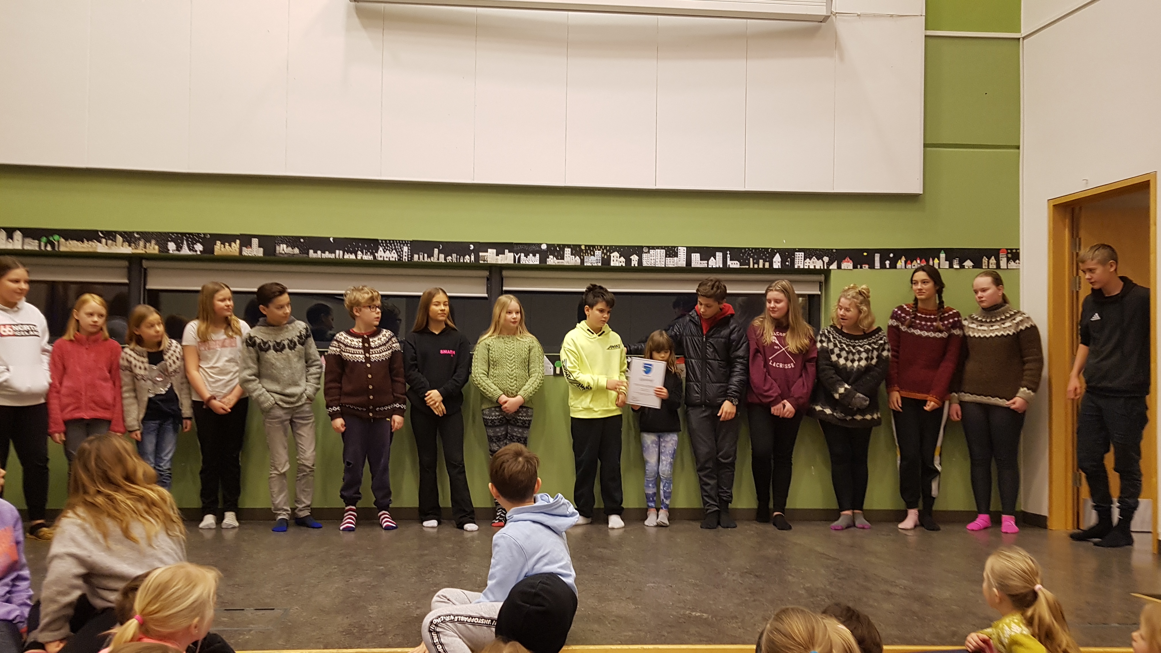 Börnin létu gjafarbréfið ganga á milli sín áður en það var afhent