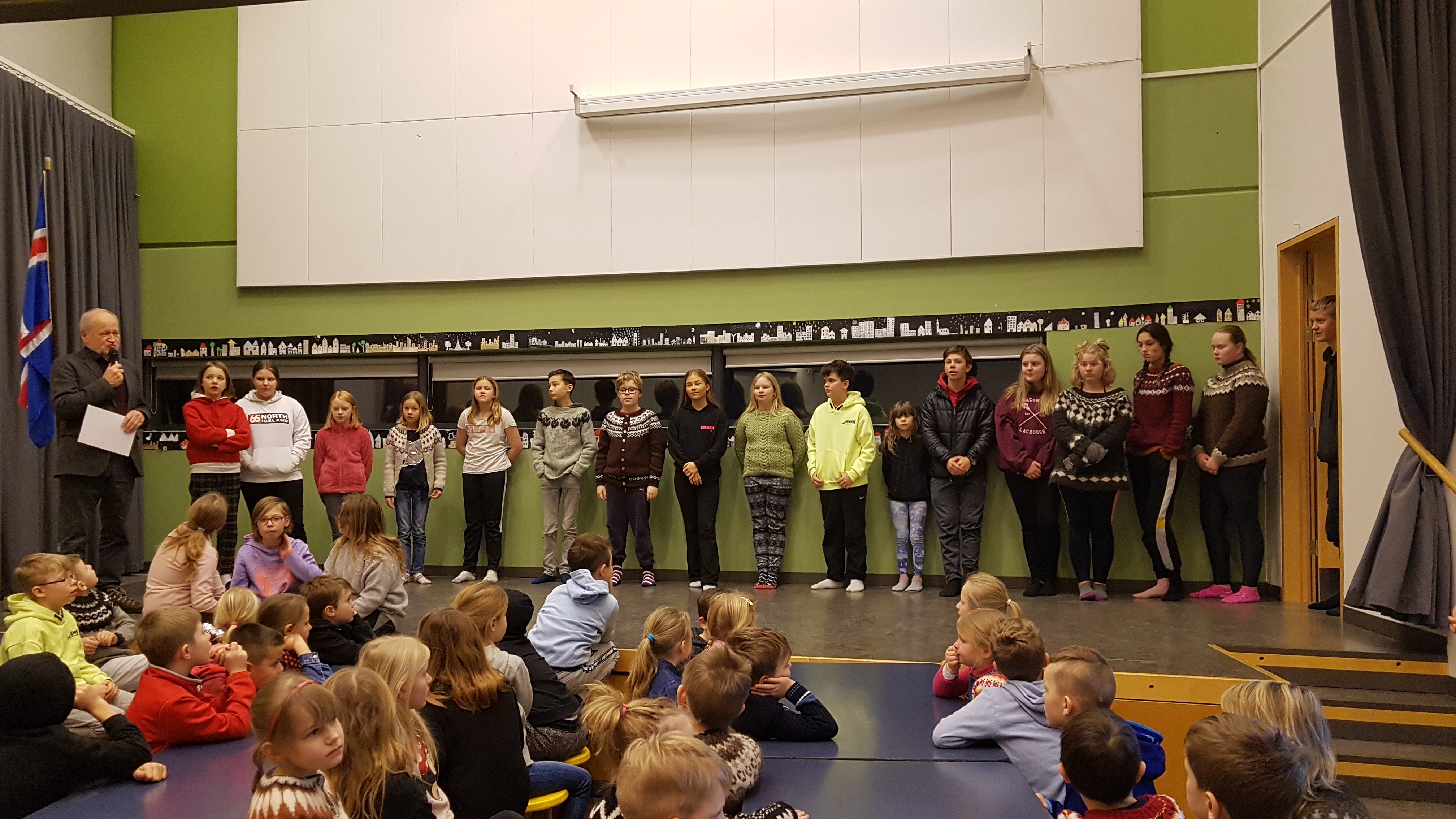 Karl Magnús oddviti ávarpar nemendur og starfsfólk