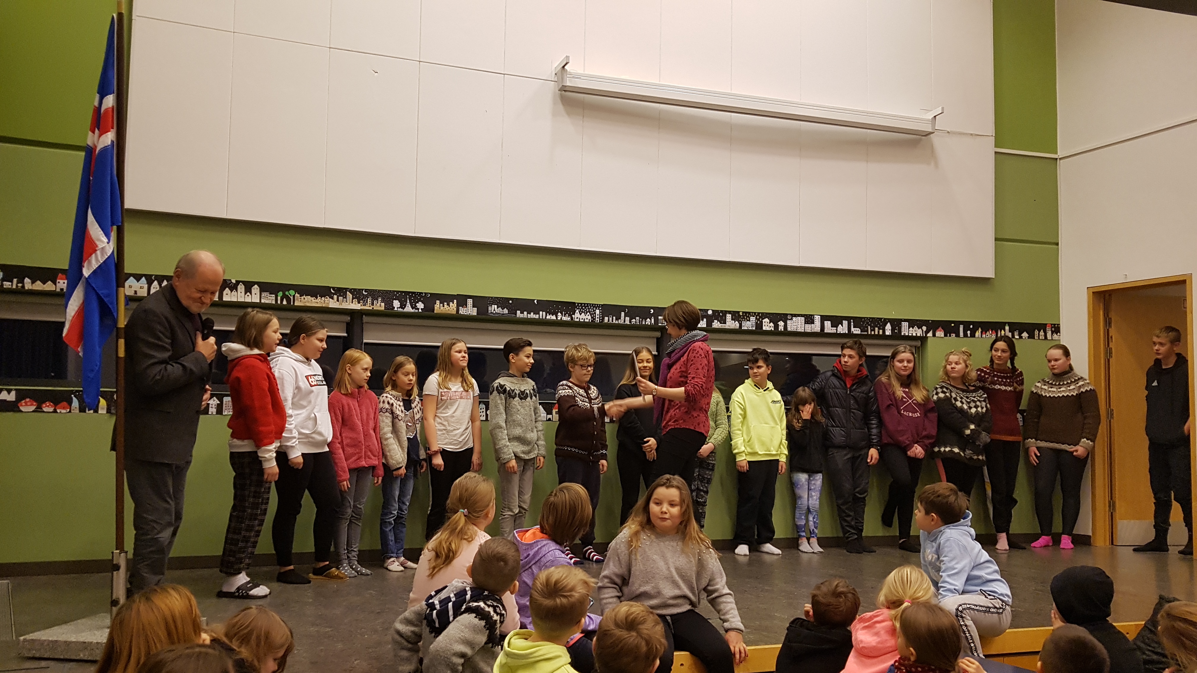 Sigrún Anna skólastjóri þakkar krökkunum fyrir gjöfina