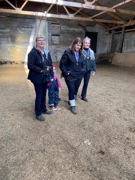 Verðlaunað fyrir merfolöld. Svanborg, Guðný og Irena. Verðlaunað fyrir merfolöld. Svanborg, Guðný og Irena.