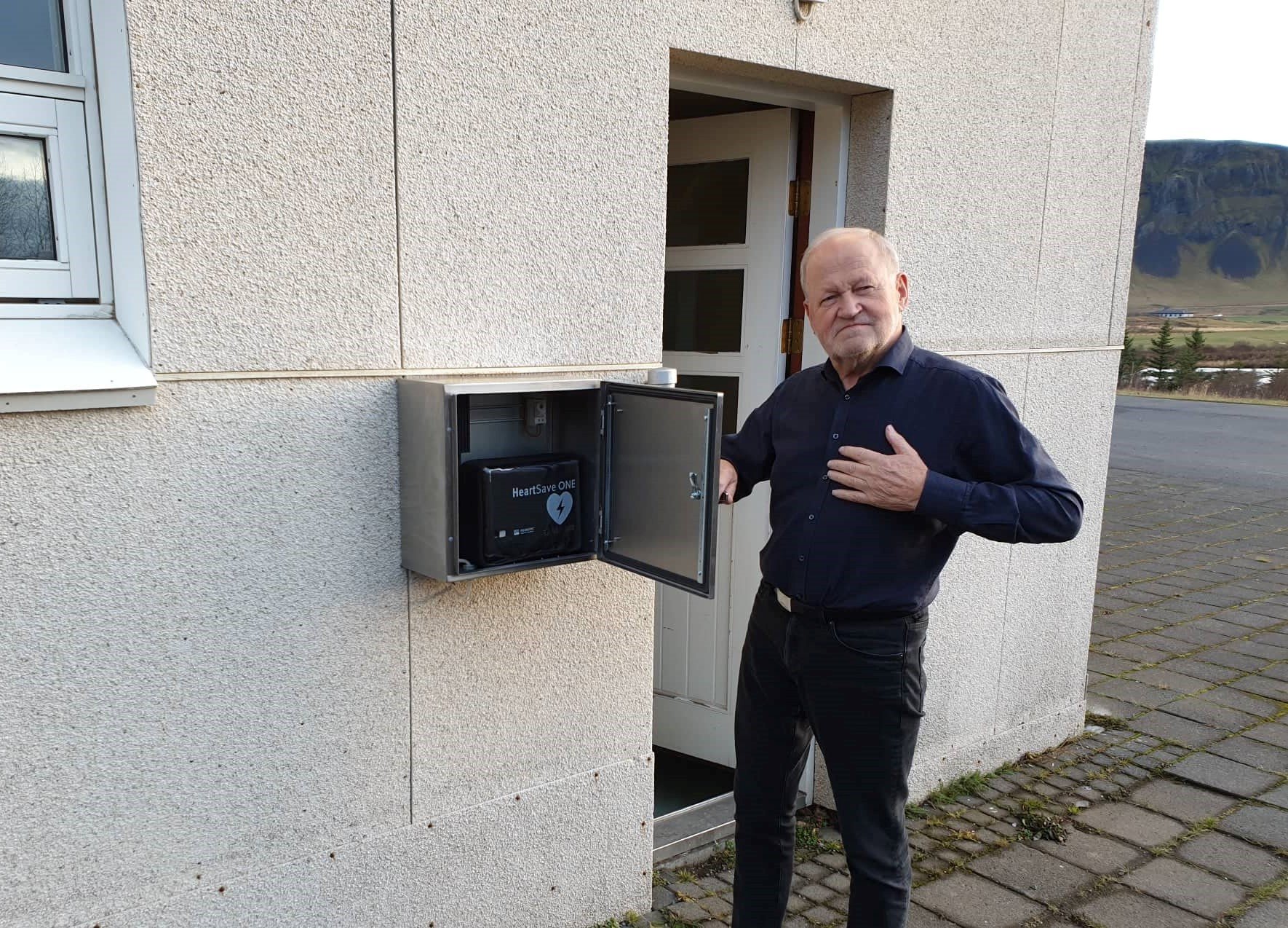 Karl Magnús, sveitarstjóri sýnir hvar hjartastuðtækið er staðsett.