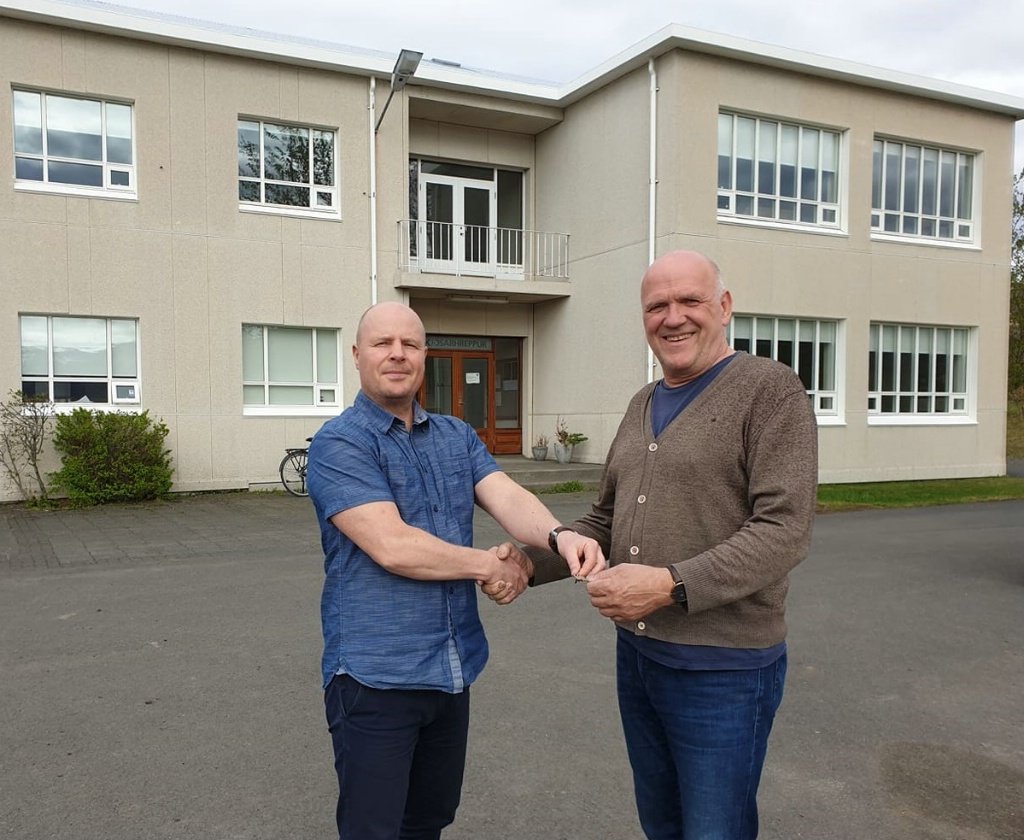 Lyklavöldin færð yfir