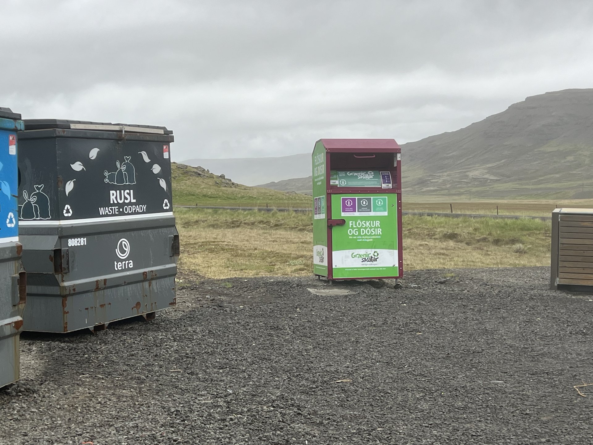 Grænir skátar safna drykkjarvöruumbúða með skilagjaldi.