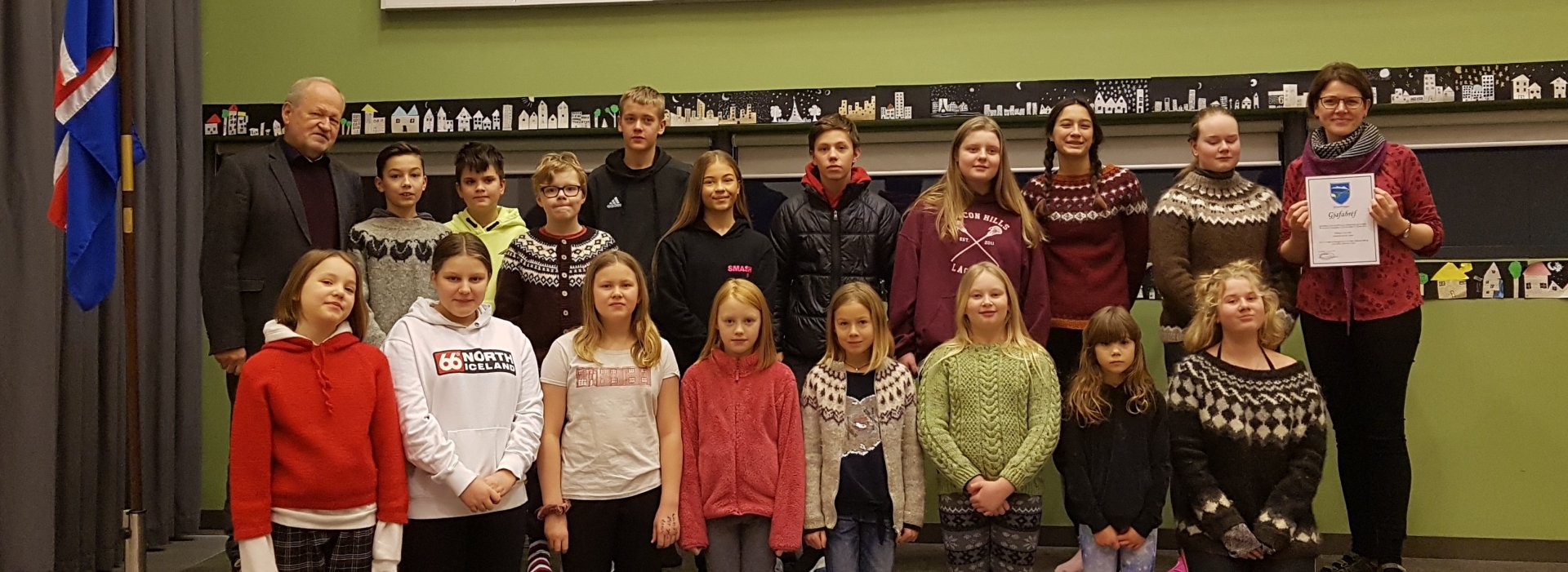 Karl Magnús oddviti, Sigrún Anna skólastjóri ásamt krökkunum úr Kjósinni